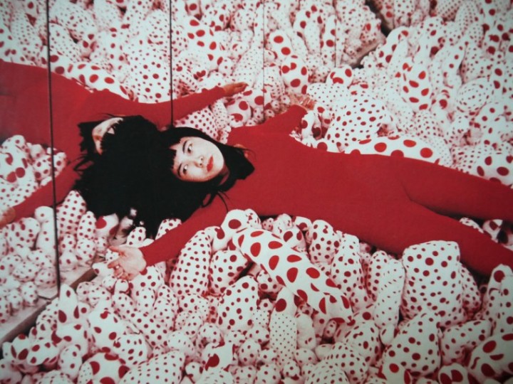 Two installation views of Infinity Mirror Room–Phalli’s Field (or Floor Show ) at the Castellane Gallery, New York (1965). Photograph by Eiko Hosoe.