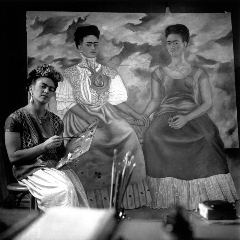 Nickolas Muray, “Frida Kahlo painting ‘The Two Fridas'” (1939)
