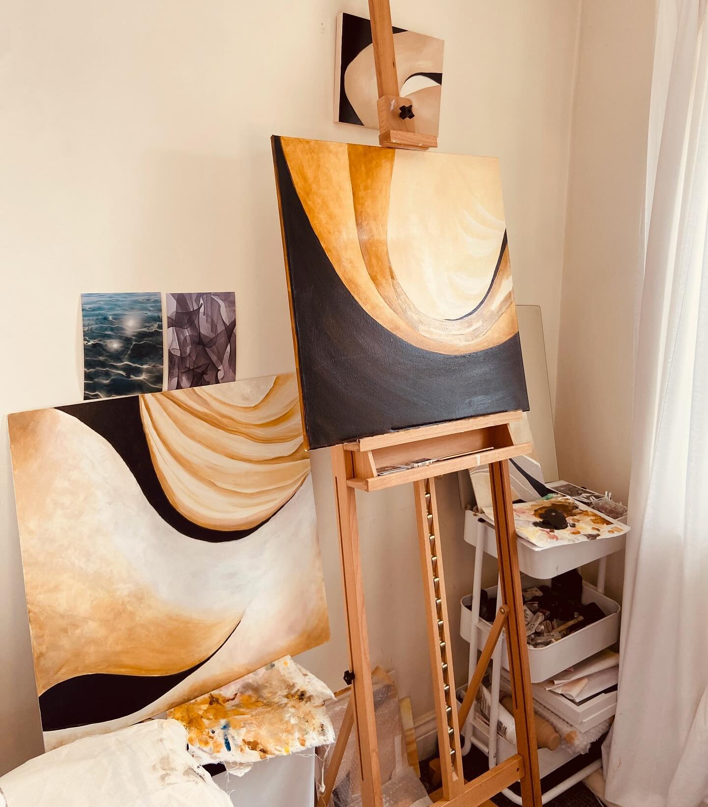 Paintings in the making&hellip;

#art #paintings #minimalart #contemporaryart #artist #painter #oilpaintings #yellows #ochres #interiordesigners