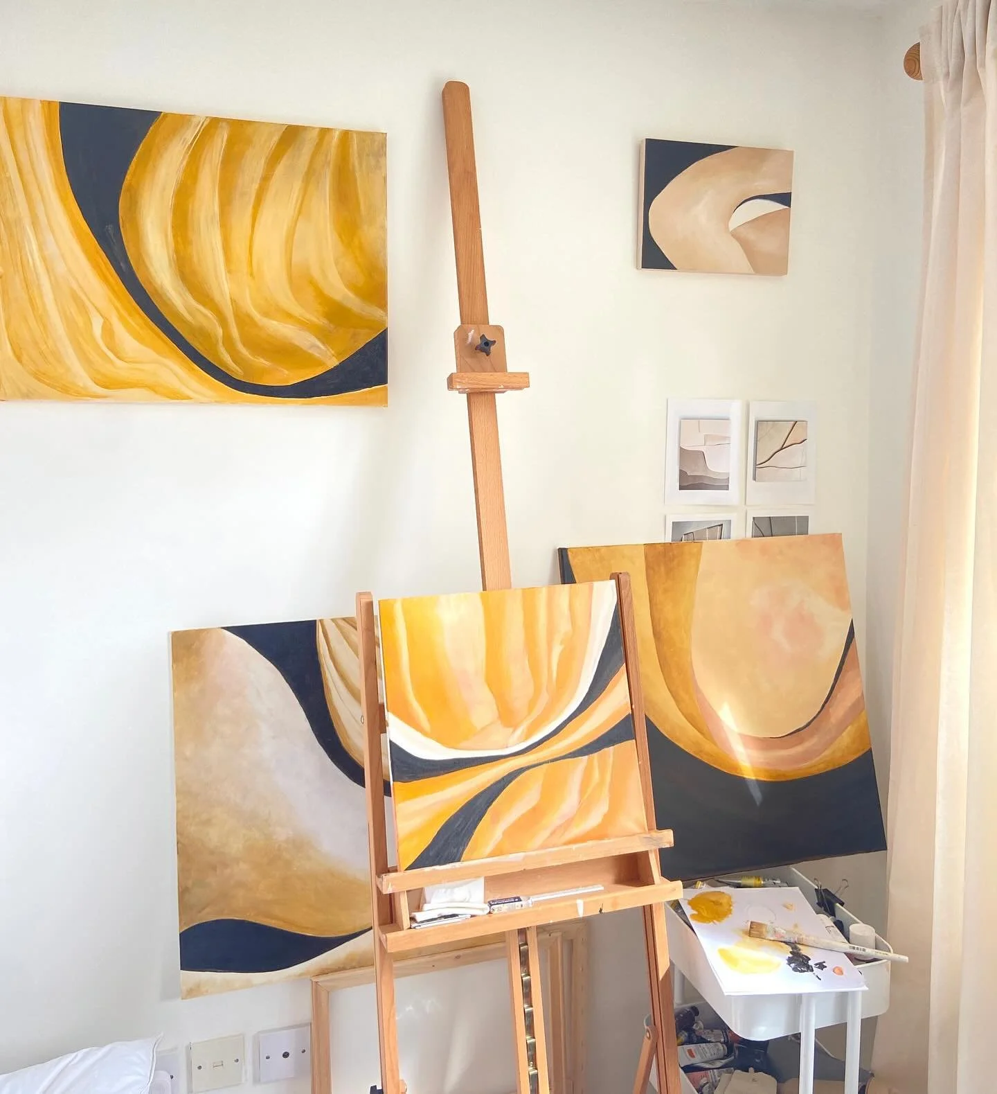All the yellows. Ive been slightly obsessing about shades of yellow for some time from light washes of burnt umber to yellow ochres, chrome yellow hue and the cadmiums&hellip;

Perhaps its the sun. Perhaps its the light. But Im loving painting in thi