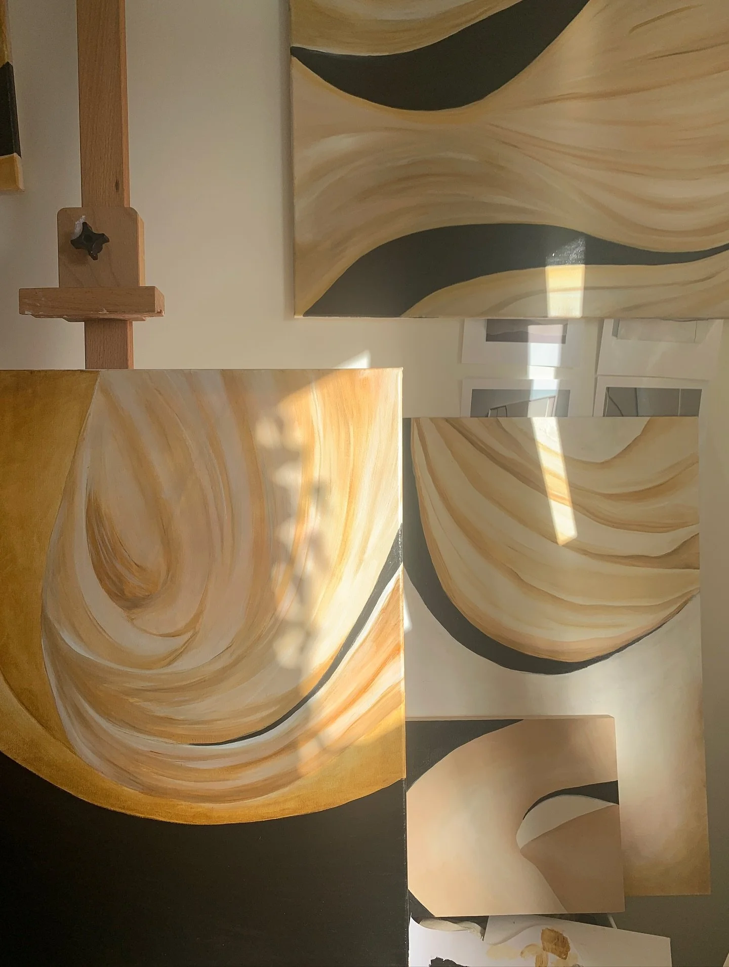 ✨Morning Light on Paintings ✨

These will be framed soon and hanging @sonderleeds 

✨✨✨✨✨✨✨✨✨

#oilpaintings #painter #oils -#abstractart #abstracts #golden #yellows #artist #leeds #sonder