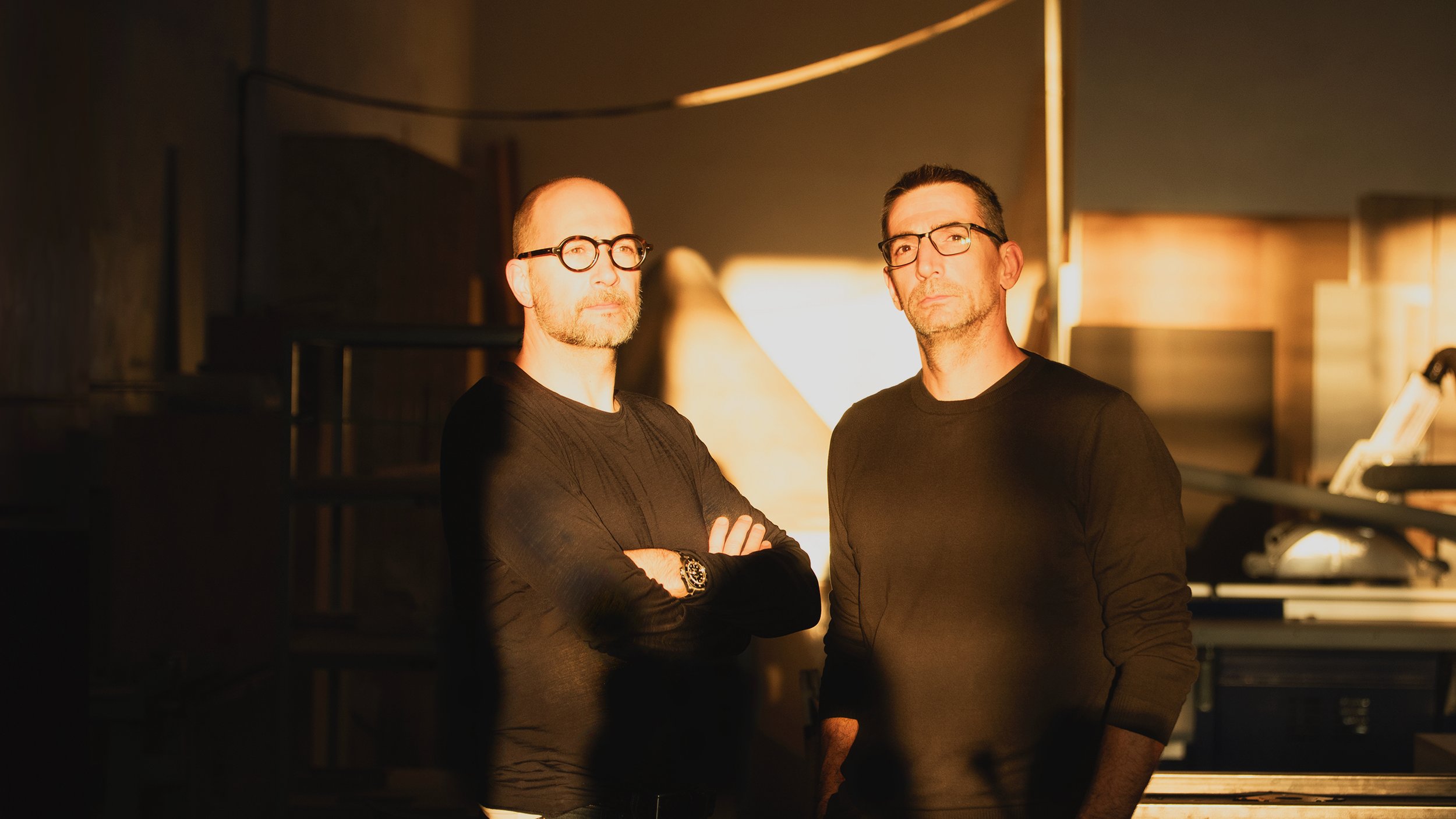 Julien et Hugues Trossat à la Manufacture T.T.Trunks d'Elche, atelier de menuiserie en arrière-plan