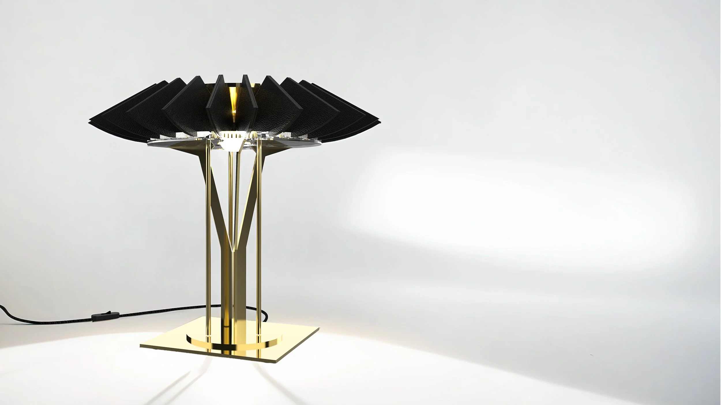 Lampe Alloy, couronne de 24 ailettes en cuir noir et base en laiton brossé / Alloy Lamp, crown of 24 black leather fins and brushed brass base