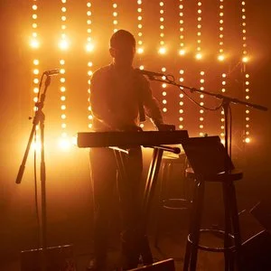 Steven Warwick performing as Heatsick