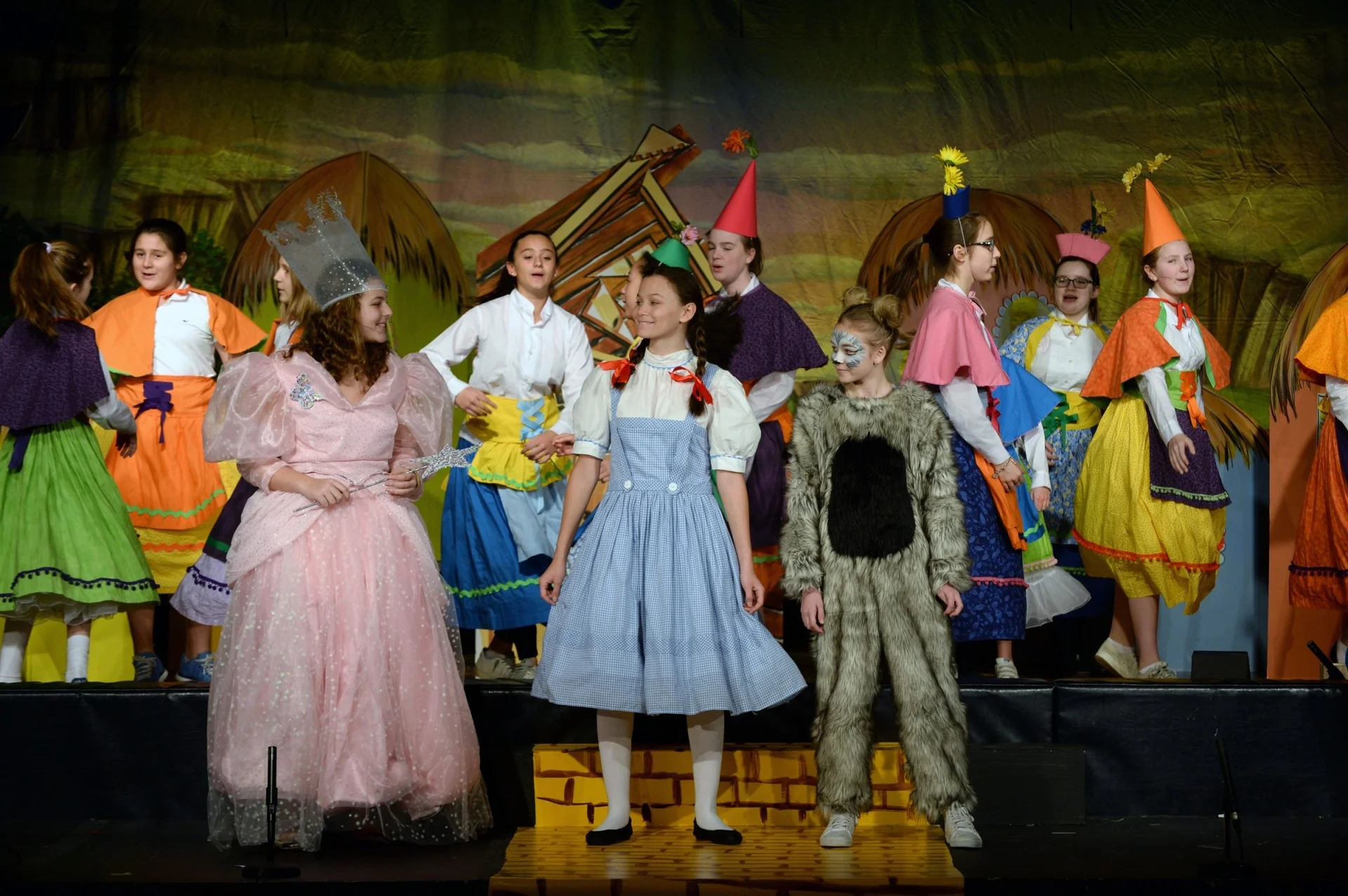 glinda and munchkins.jpg