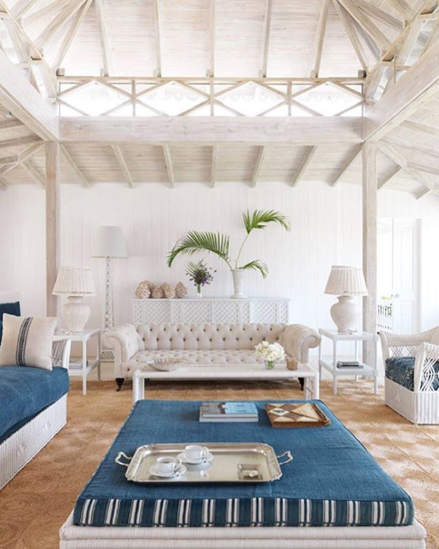 Check out this amazing vaulted ceiling! So wonderful and bright! .
.
.
#kgdesigns #interiordesign #kaygenuadesigns #fortworthinteriordesigner #fortworth #blogger #interiordesigner #designer 
#design #homedecor #interiors #decor #blog #fwinteriordesig