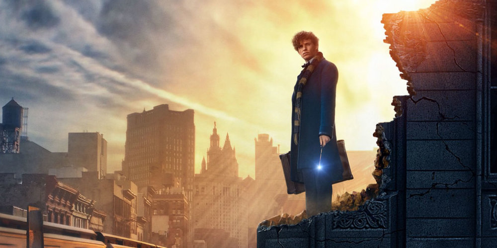 En 1926 Newt Scamander se prepara para iniciar una excursión por todo el mundo en busca de una extraordinaria variedad de criaturas mágicas. Al llegar a Nueva York, para hacer una breve escala, todo parece ir bien, hasta que un muggle llamado Jacob y la fuga de algunas bestias fantásticas de Newt, podrian representar un verdadero problema tanto para la comunidad mágica como para los muggles.