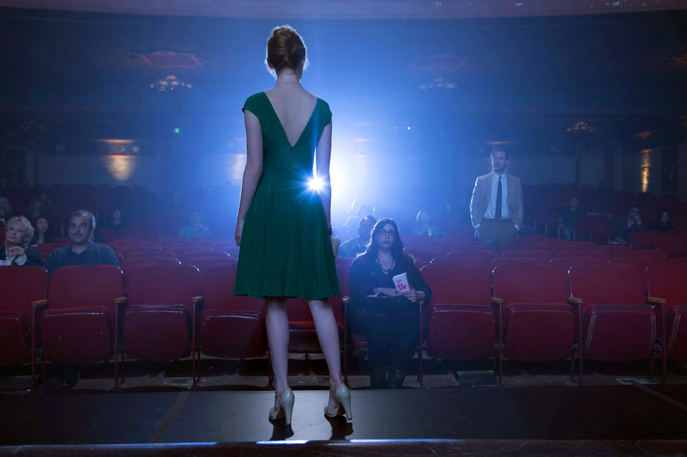 Mia es una de las muchas aspirantes a actriz que viven en Los Angeles en busca del sueño hollywoodiense, se gana la vida como camarera mientras se presenta a montones de pruebas de casting. Sebastian es un pianista que vive de las actuaciones de segunda que le salen, y su sueño es regentar su propio club donde rendir tributo al jazz más puro