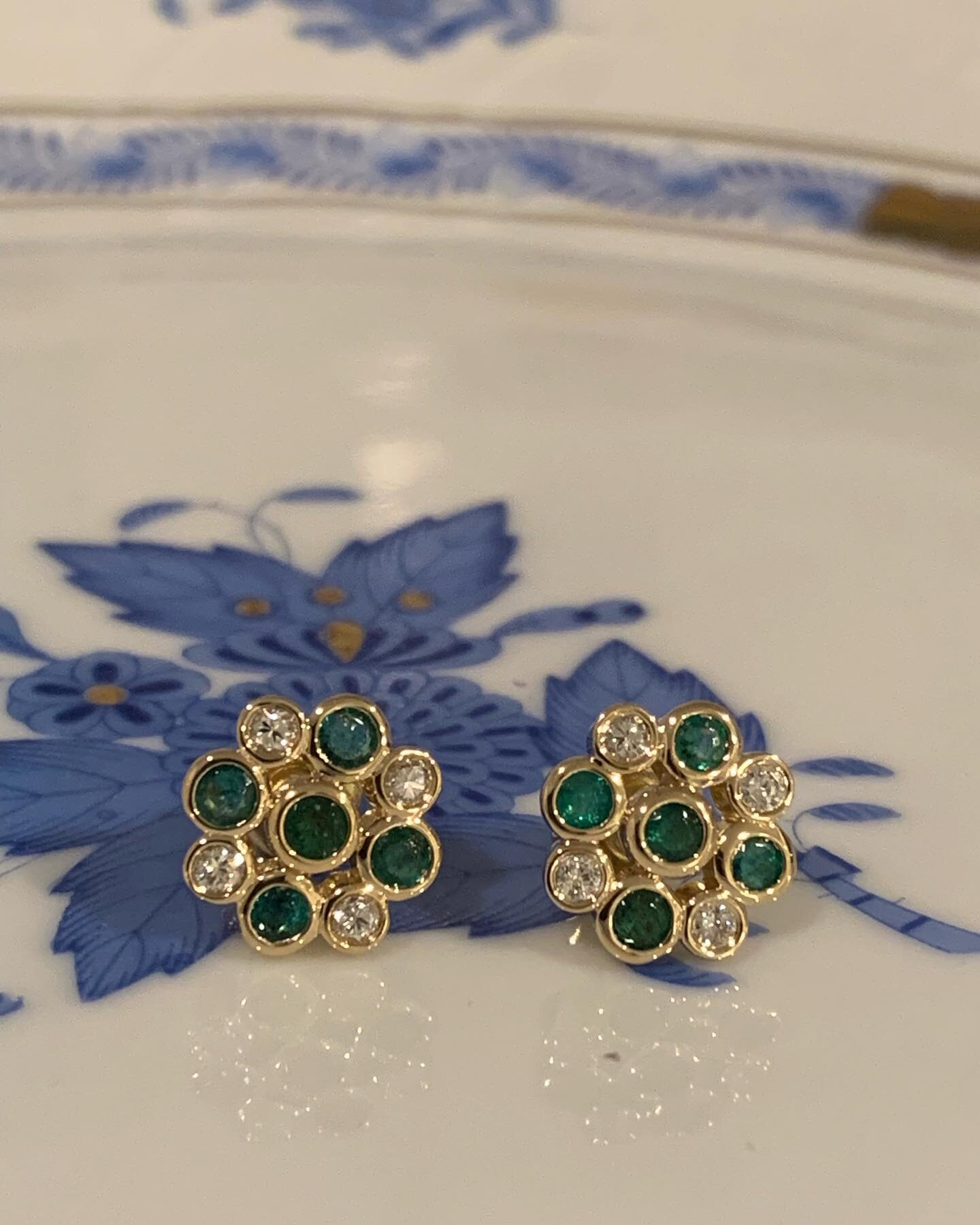 Beautiful new Shannon earrings 💚💙💚

Bezel-set diamonds and emeralds and the perfect size stud earrings just in time for the coming Holiday. Repurpose your stones or request custom colors. Perfection! 💕
&bull;
&bull;
&bull;
#juliaballentinefinejew