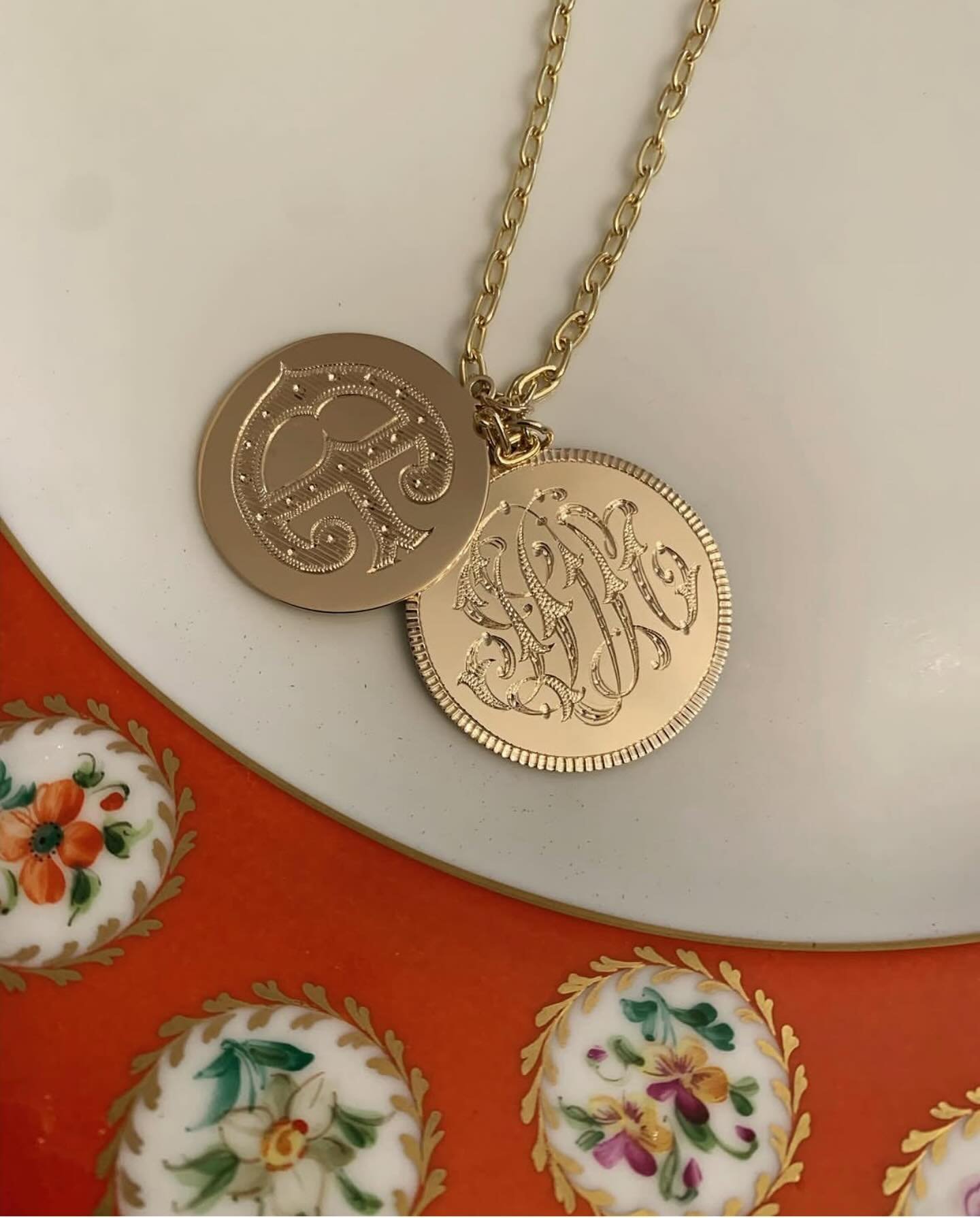 A gorgeous pair of our custom discs on our solid oval link chain. We are here to help you design your own fabulous necklace with a custom monogram or set of initials 🧡 Each disc includes a solid 14k yellow gold disc, a custom monogram and all hand e