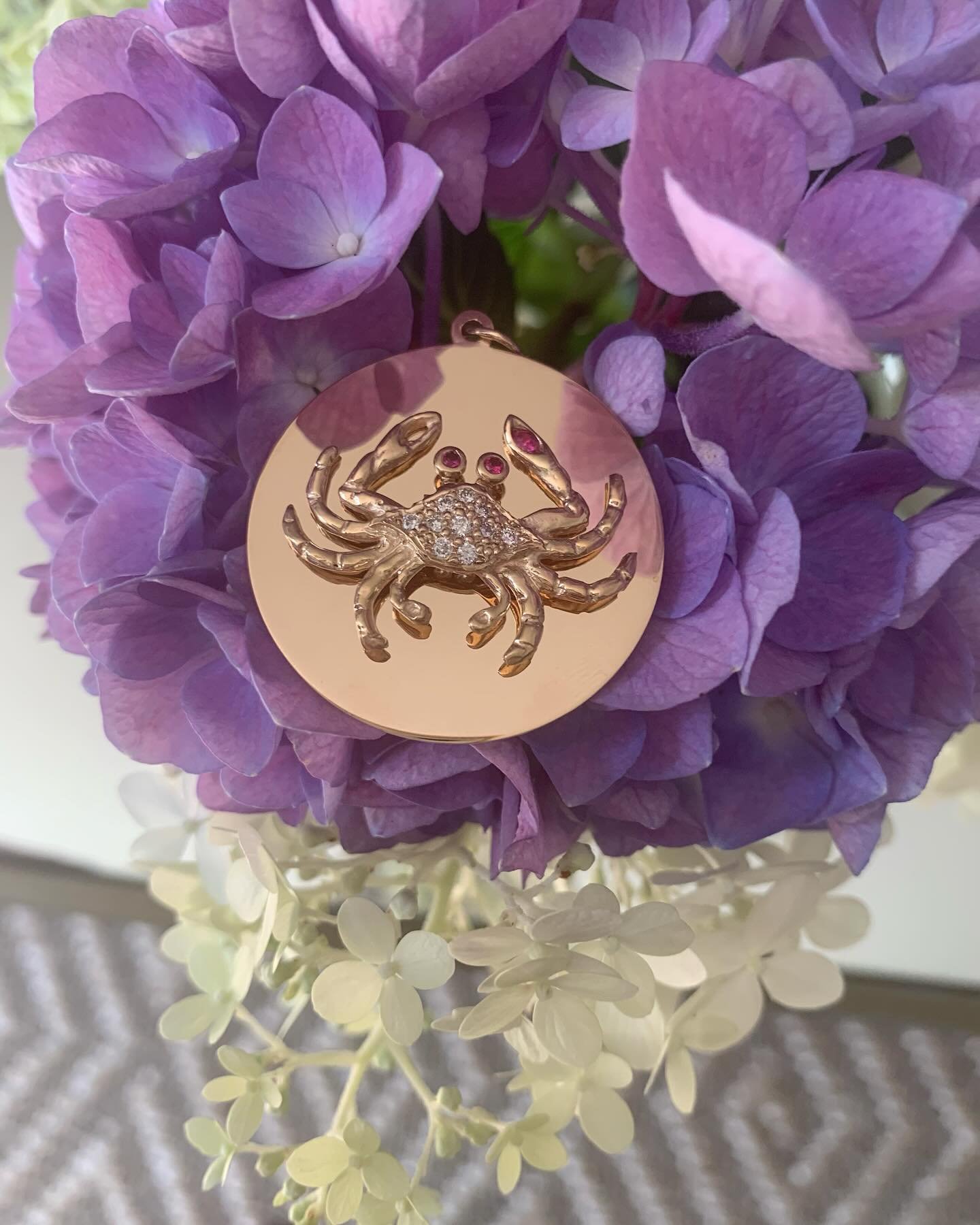 Love this guy! Little crab disc with diamonds and rubies&hellip; ready for the summer or for any zodiac Cancer - June 21- July 22. The crab grips a ruby stone, custom colors available. ❤️ 🦀🦀🦀❤️

#juliaballentinefinejewelry #customjewelry #crabjewe