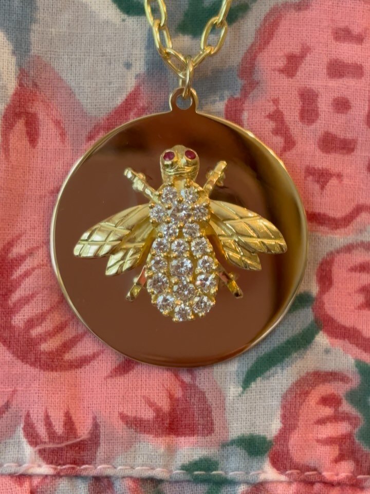 Happy weekend everyone! 🐝

Another FABULOUS 🩷🐝 vintage brooch now worn as a pendant on one of our beautiful bold gold discs. Shown on our 30&rdquo; oval link chain and ready for the weekend 🩷🩷🩷

A reminder that custom work takes a very long tim