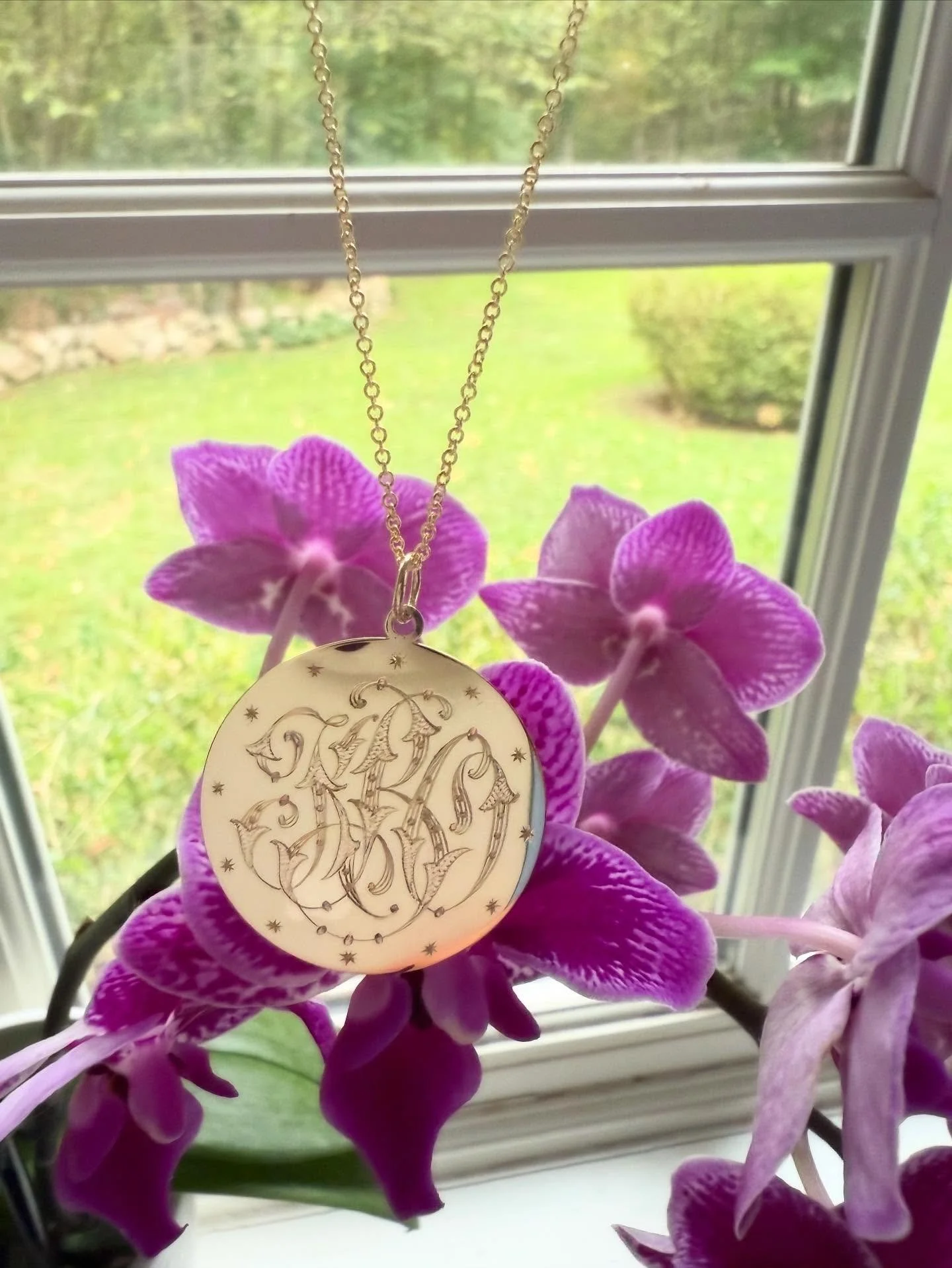 Good morning Saturday! 🩷

Our signature hand engraved custom monogram disc with antique stars and a classic cable chain. Beautiful 🩷

#juliaballentinefinejewelry #customdisc #monogram #monogramdisc #custommonogram #handengraved #getyourdiscon #soli