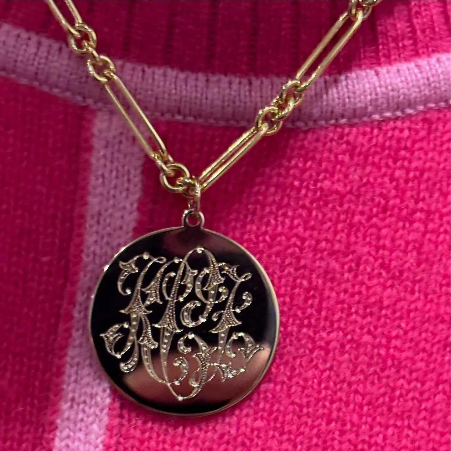 A beautiful weekend and a gorgeous JBFJ custom disc with a triple ring chain to make it pop 🎉🩷

1.25&rdquo; disc shown with an antique script custom monogram hand engraved in a 14k yellow gold triple ring chain. Lovely 🩷

#juliaballentinefinejewel