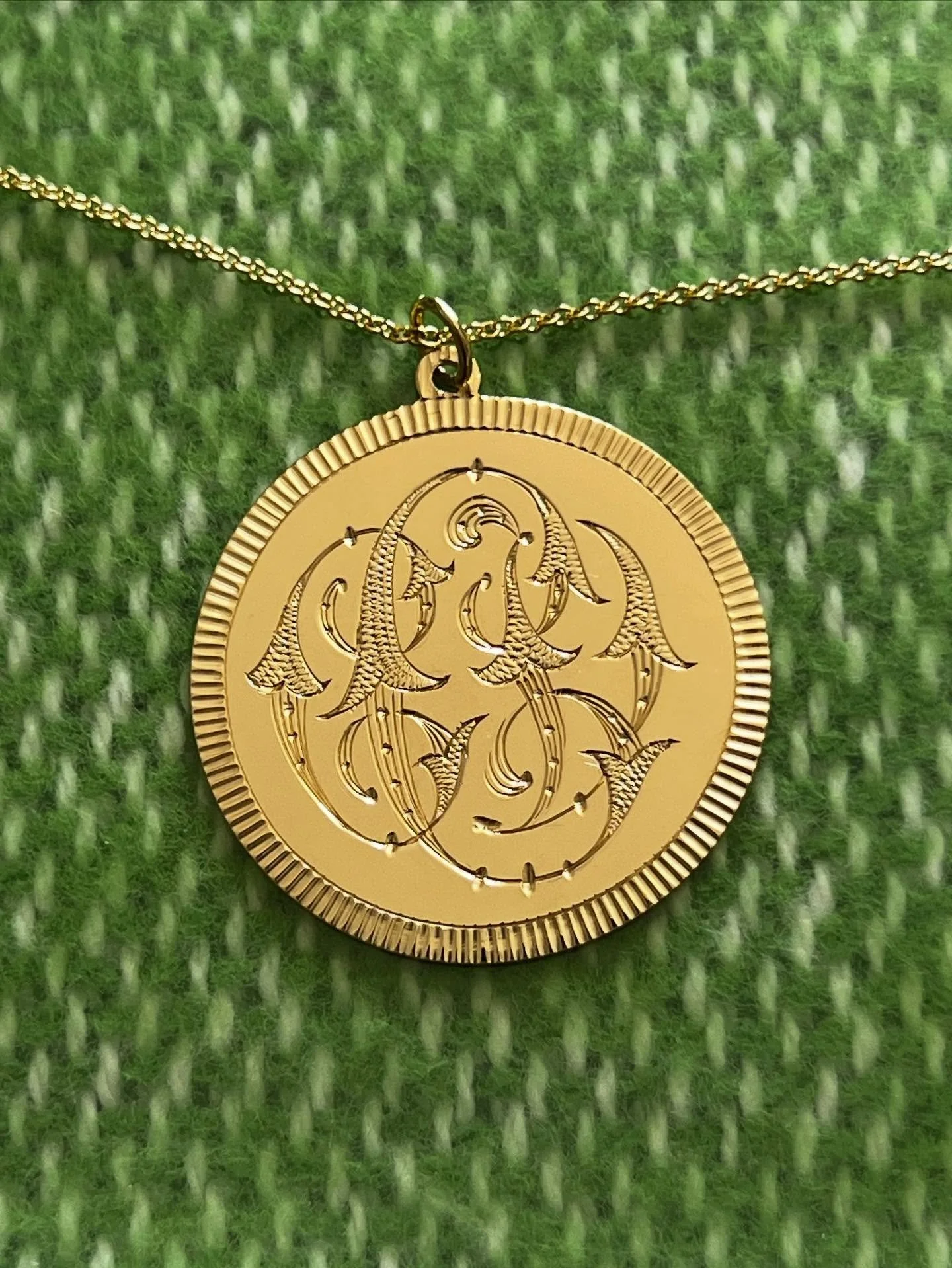 Beautiful- Antique script with a fluted edge&hellip;. October 15th is the cut off for holiday orders 🩷🩷🩷

#solidgold #golddisc #handengraved #monogram #monogramdisc #juliaballentinefinejewelry #flutededge #customjewelry #custommonogram #antiquescr