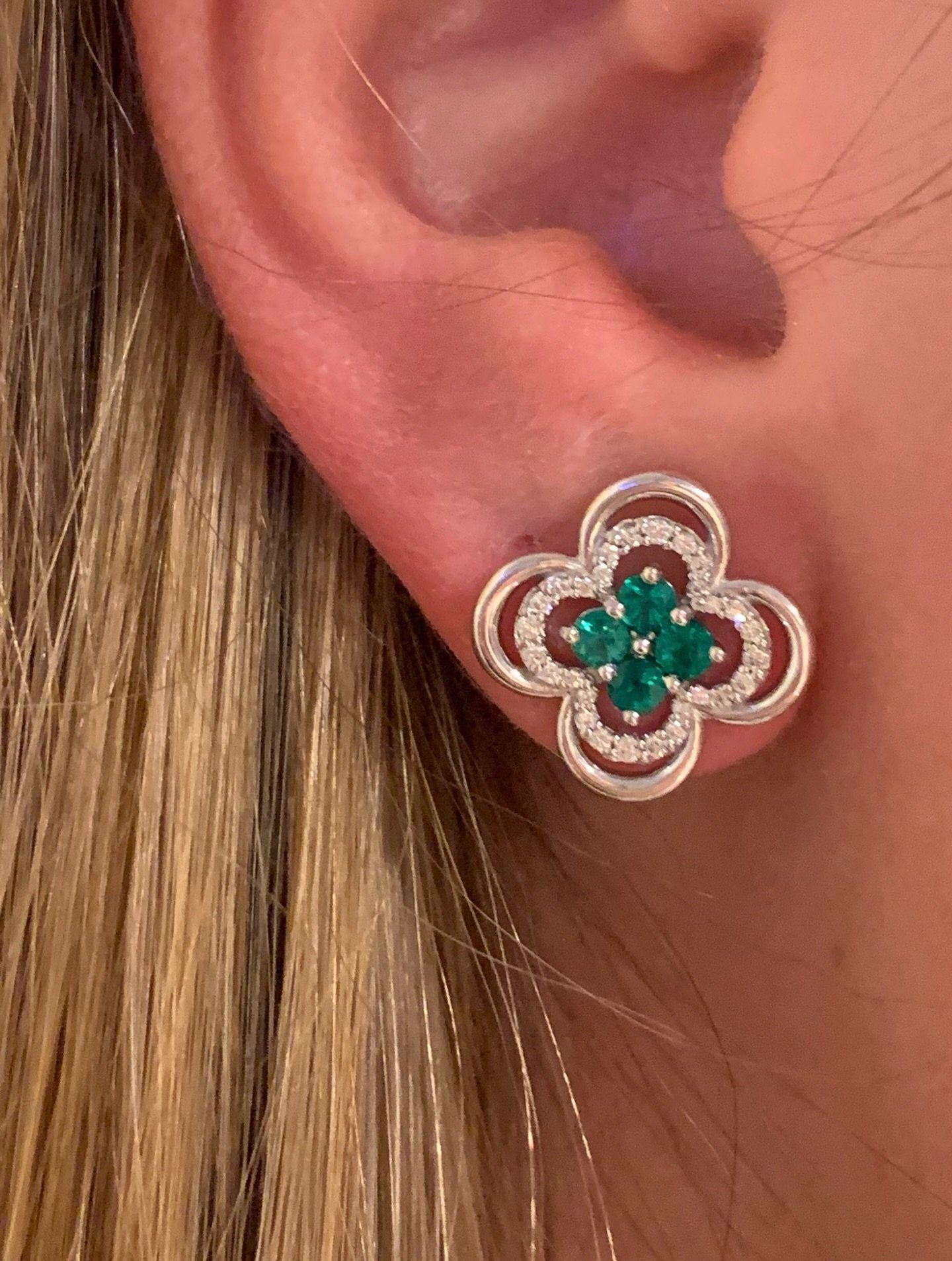 March favorites 🍀🍀🍀

The perfect size for earrings and also available in yellow gold and with endless gemstone options. Sapphires, rubies, amethyst, etc&hellip; 🩷💚💛💙💜

#cloverearrings #quatrefoil #beautifuljewelry #emeraldearrings #clovers