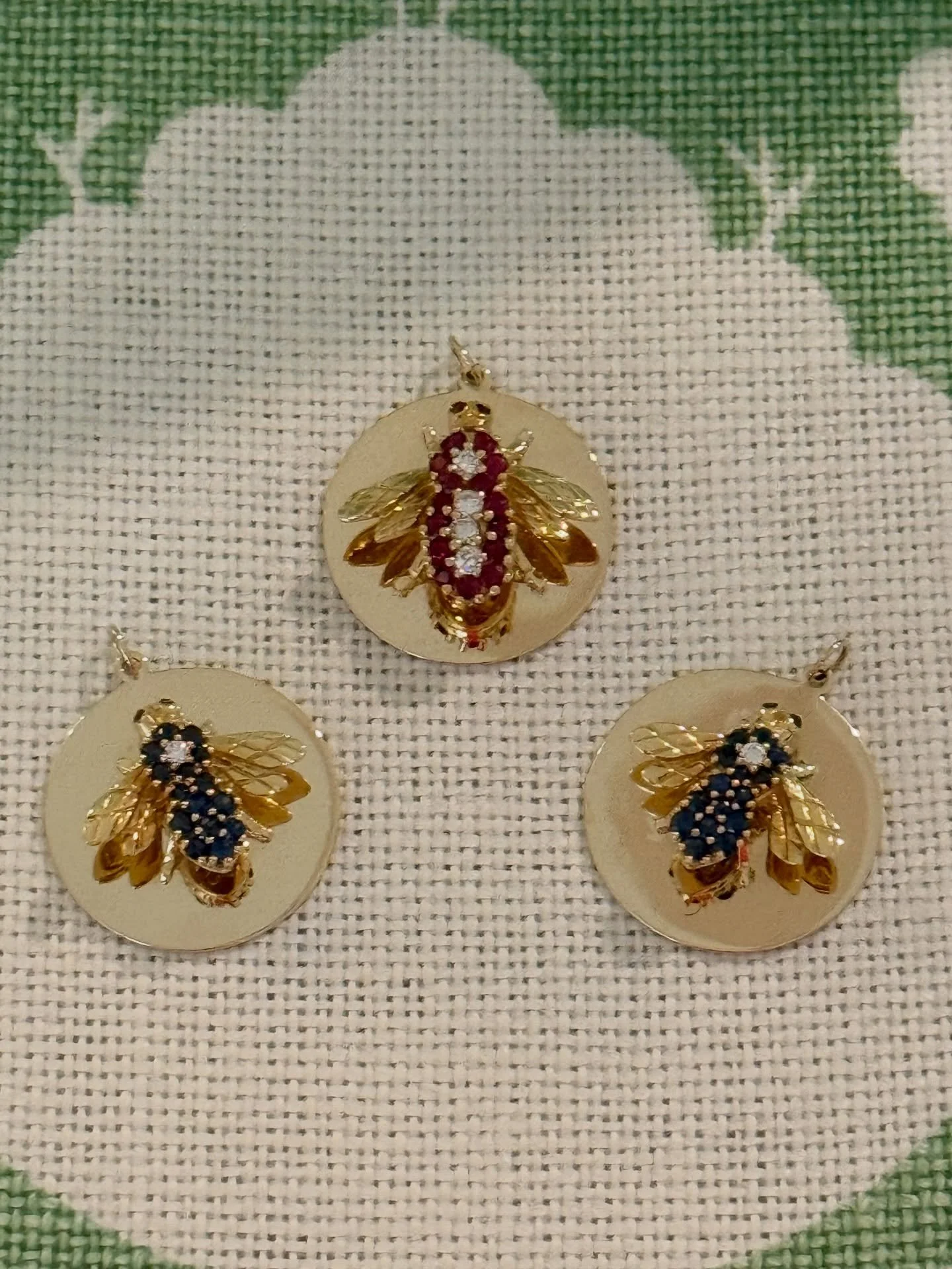 Hello weekend! Three gorgeous custom discs for three daughters 🐝🩷🌸

How to make a brooch more exiting? Added to solid gold discs these little bees have more depth and wearability. They are beautiful remembrances and forever gifts. Add a chain, a n