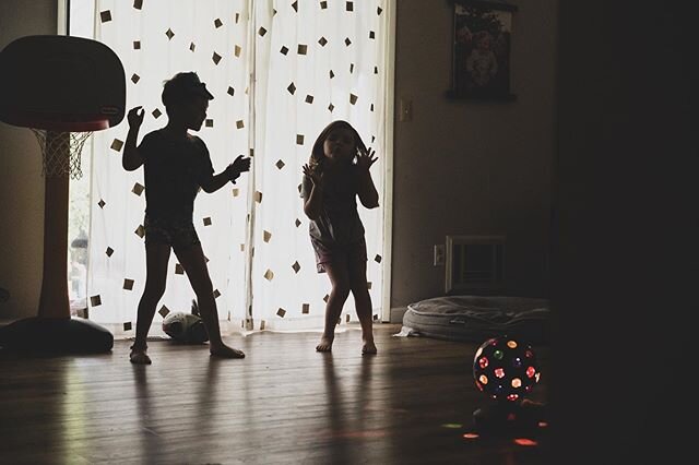 9 am quarantine disco ✅🕺💃
&bull;
&bull;
#clickinmoms #momtogs #momtogcommunity #momswithcameras #sonyalpha #sonyalpha7iii #sonyalphafemale #quarantinelife #sonya7iii #childhoodunplugged