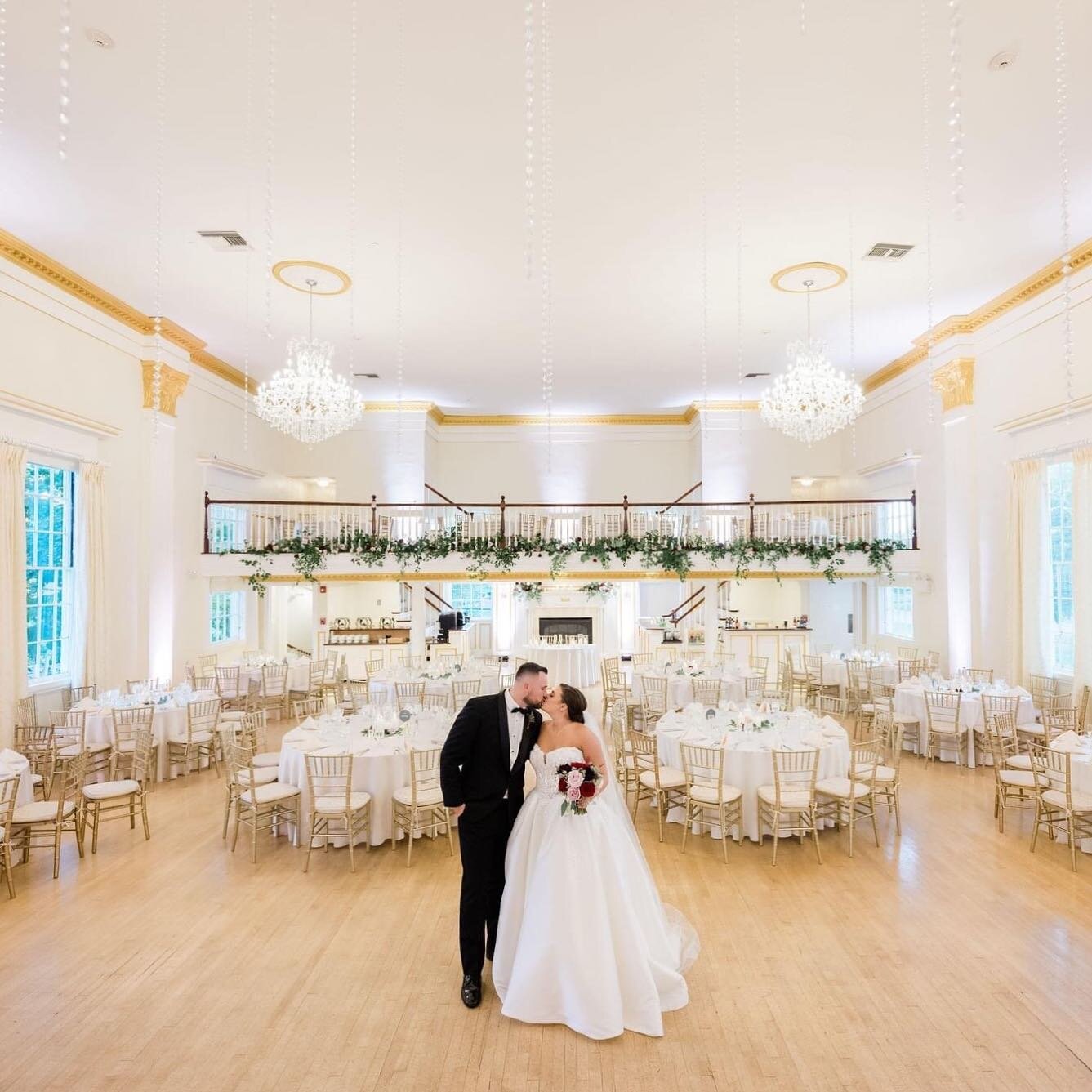 A crisp, neutral and romantic ballroom to celebrate any event, and any color scheme. 

Inquire today for any remaining 2023 dates. Our 2024 books are open and we are ready to show you around our spectacular venue.
📸 @paneraibarry 
💐 @karlacassidyde