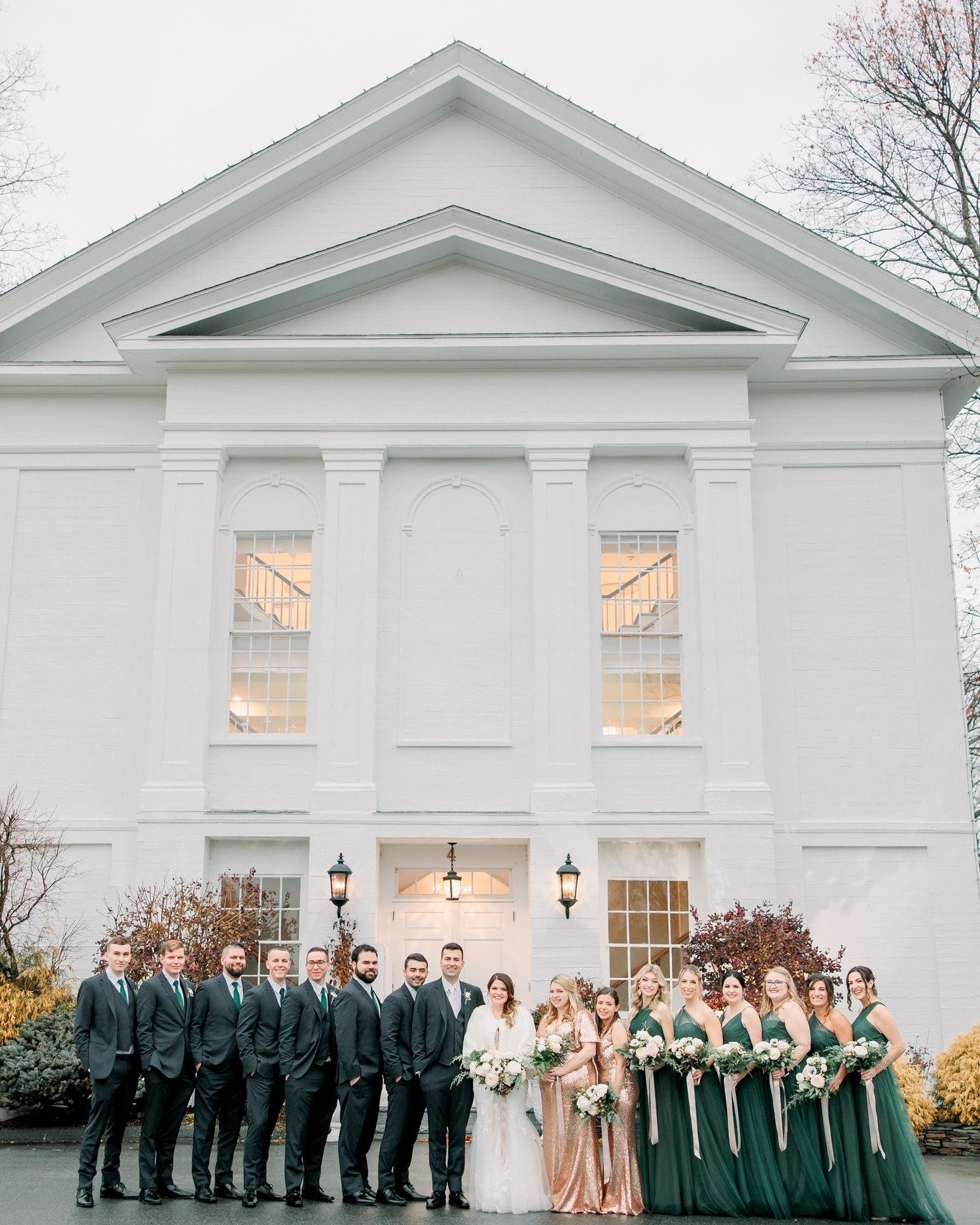 We don't think we could ever get sick of this building. A crisp, clean, and neutral backdrop making for even more beautiful, timeless photos. Photos you can look back on in 20 years without a single regret. 

photography: @stephanieberensonphotograph