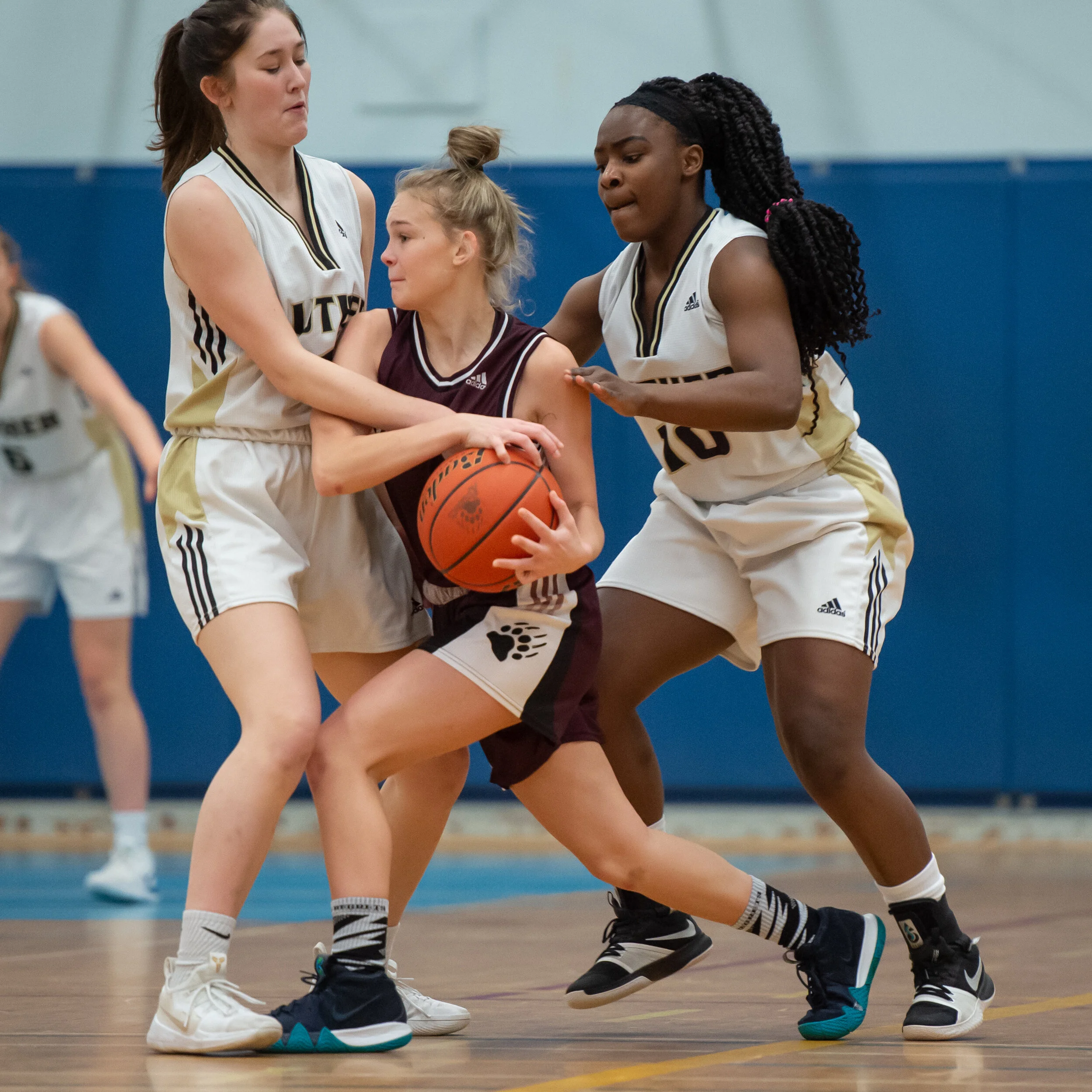(GIRLS) Heritage Woods Kodiak's defeat Regina's Luther College Lions