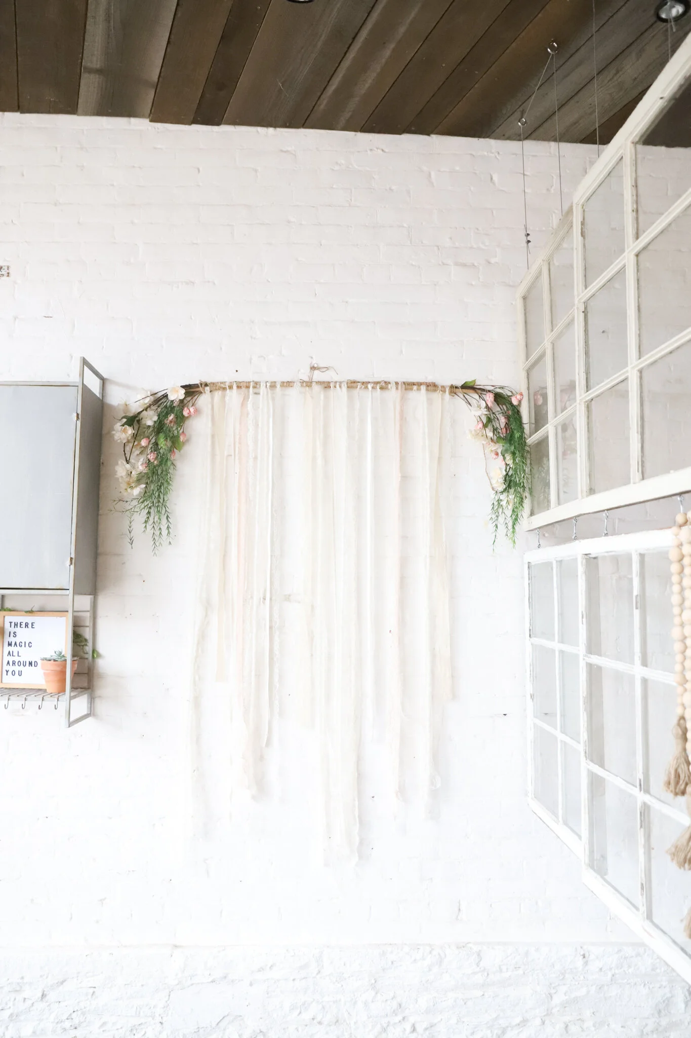 KELLY LACE HANGING $25