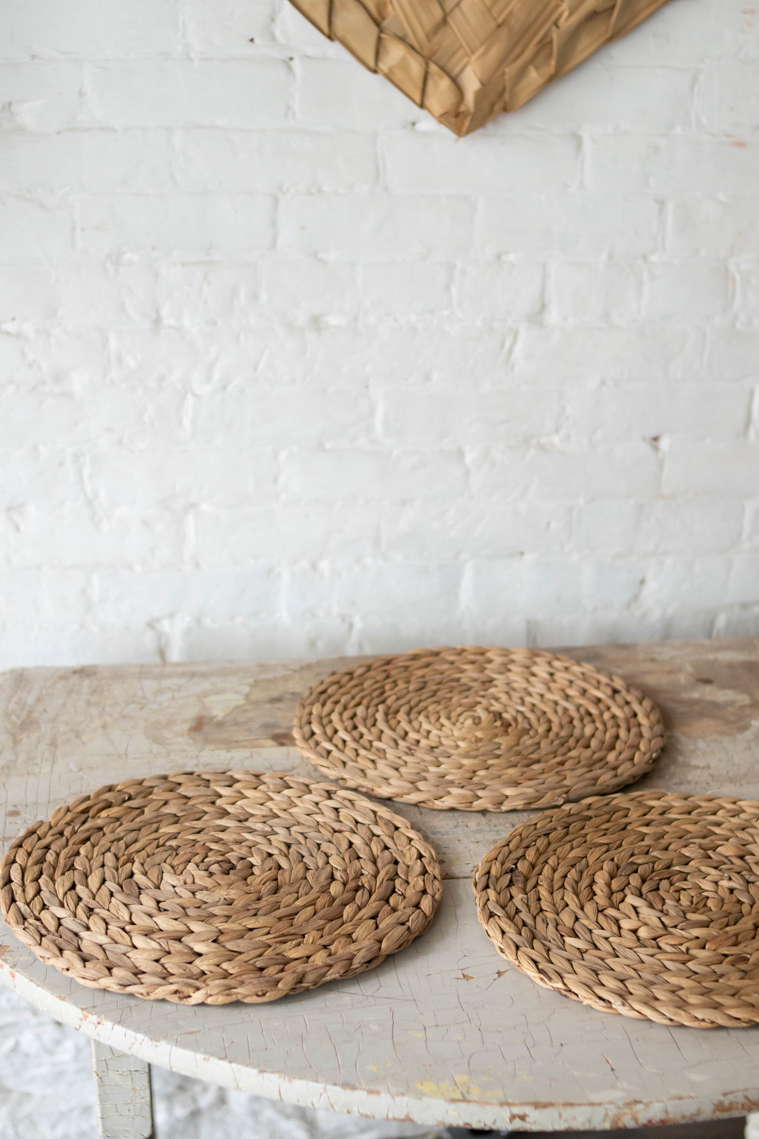 SEAGRASS CHARGERS 3.50 — Chippy White Table