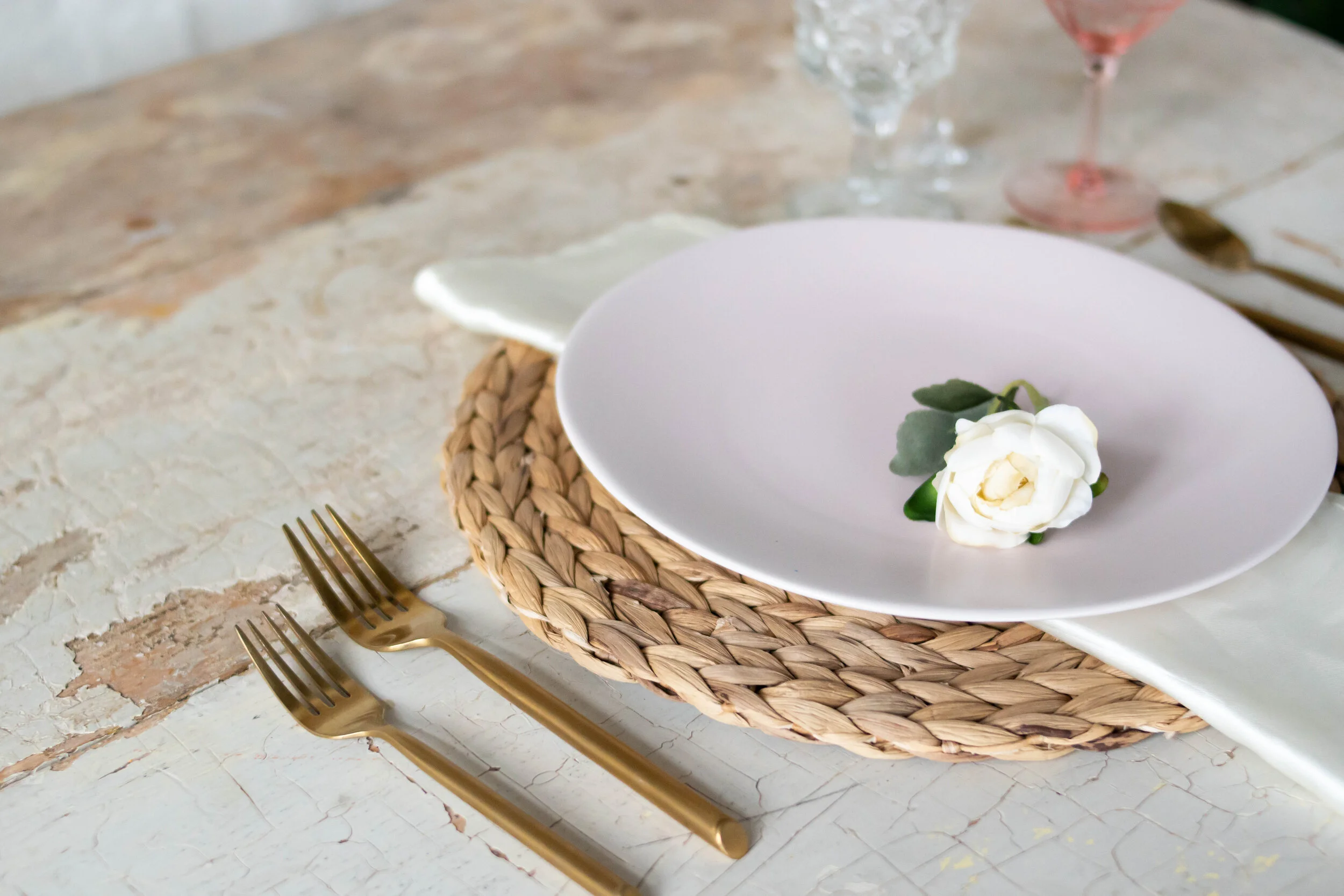 SEAGRASS CHARGERS 3.50 — Chippy White Table