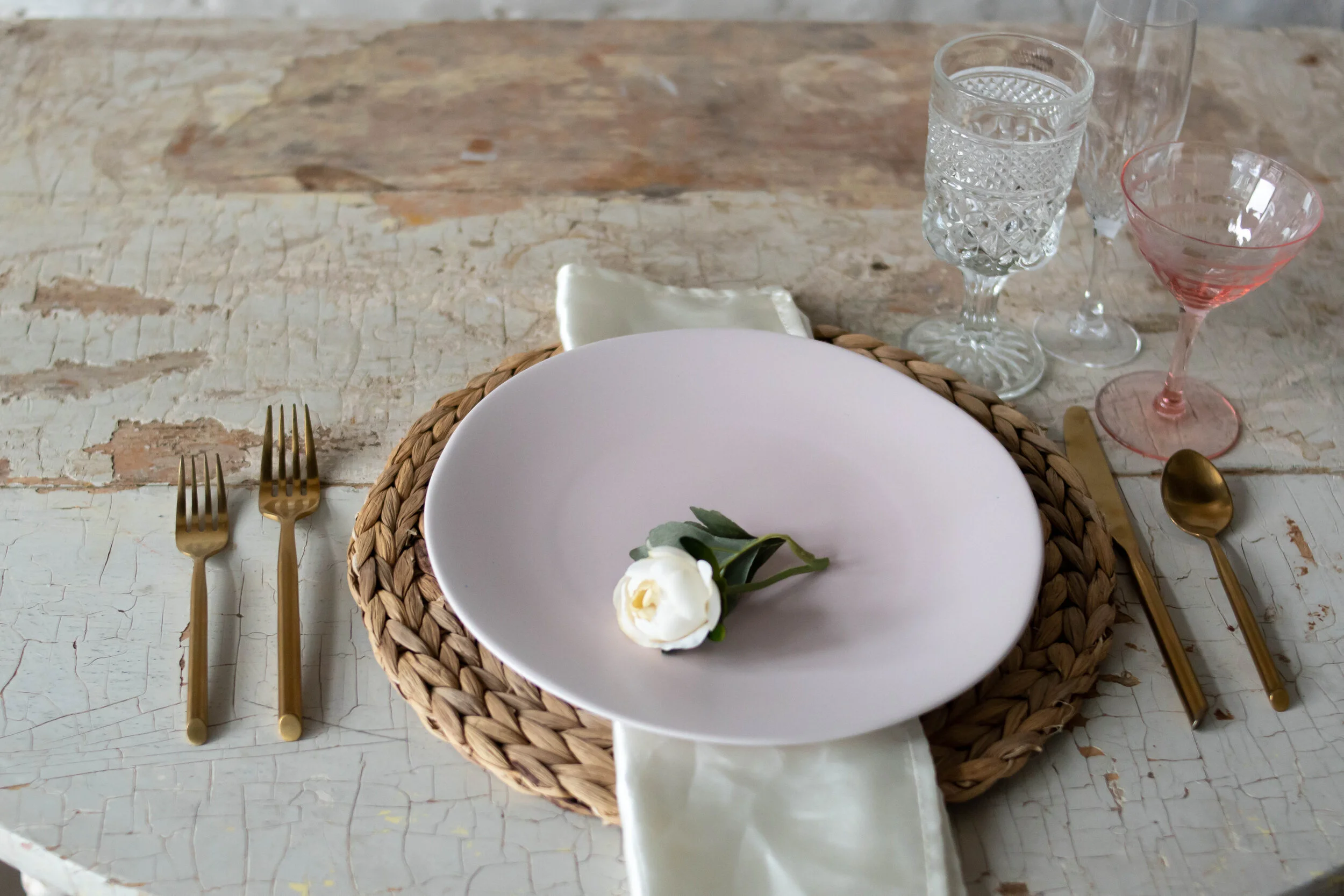 SEAGRASS CHARGERS 3.50 — Chippy White Table