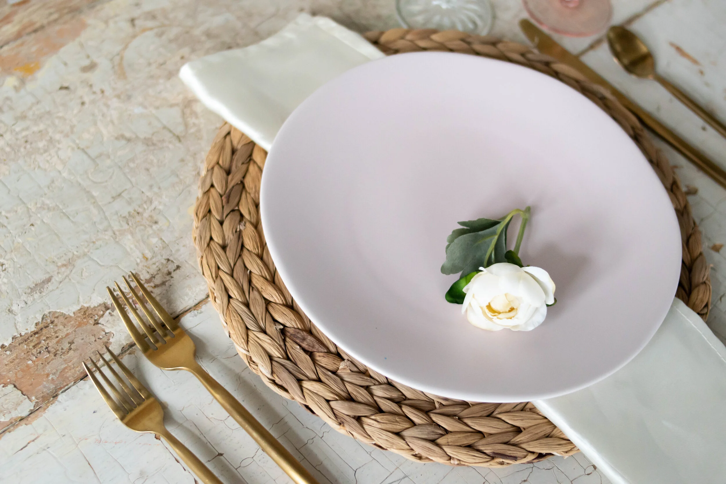 SEAGRASS CHARGERS 3.50 — Chippy White Table