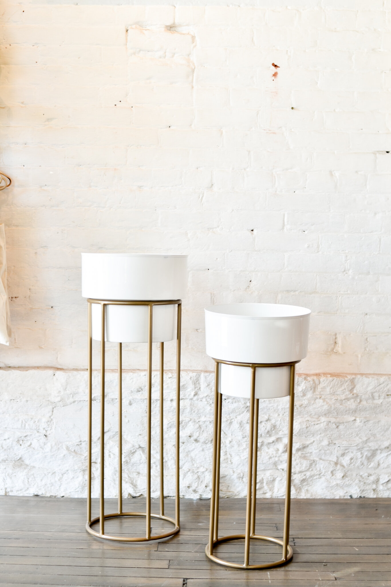 PLANT STANDS | GOLD BASE WHITE PLANETER $5