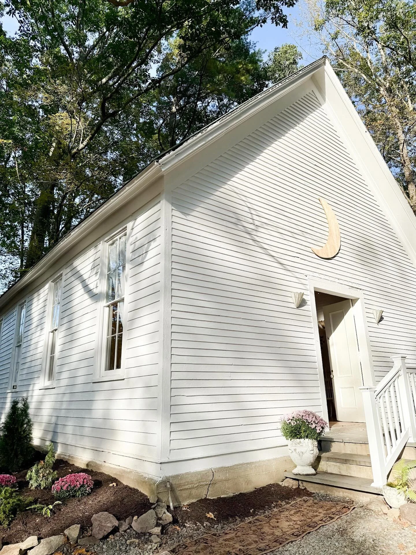 back to back wedding weekends for the chippy chapel! I can&rsquo;t believe how far this old little chapel in the woods has come &amp; how far we have come with it. the chapel is simple and quaint which brings such a special magic to the air. the ener