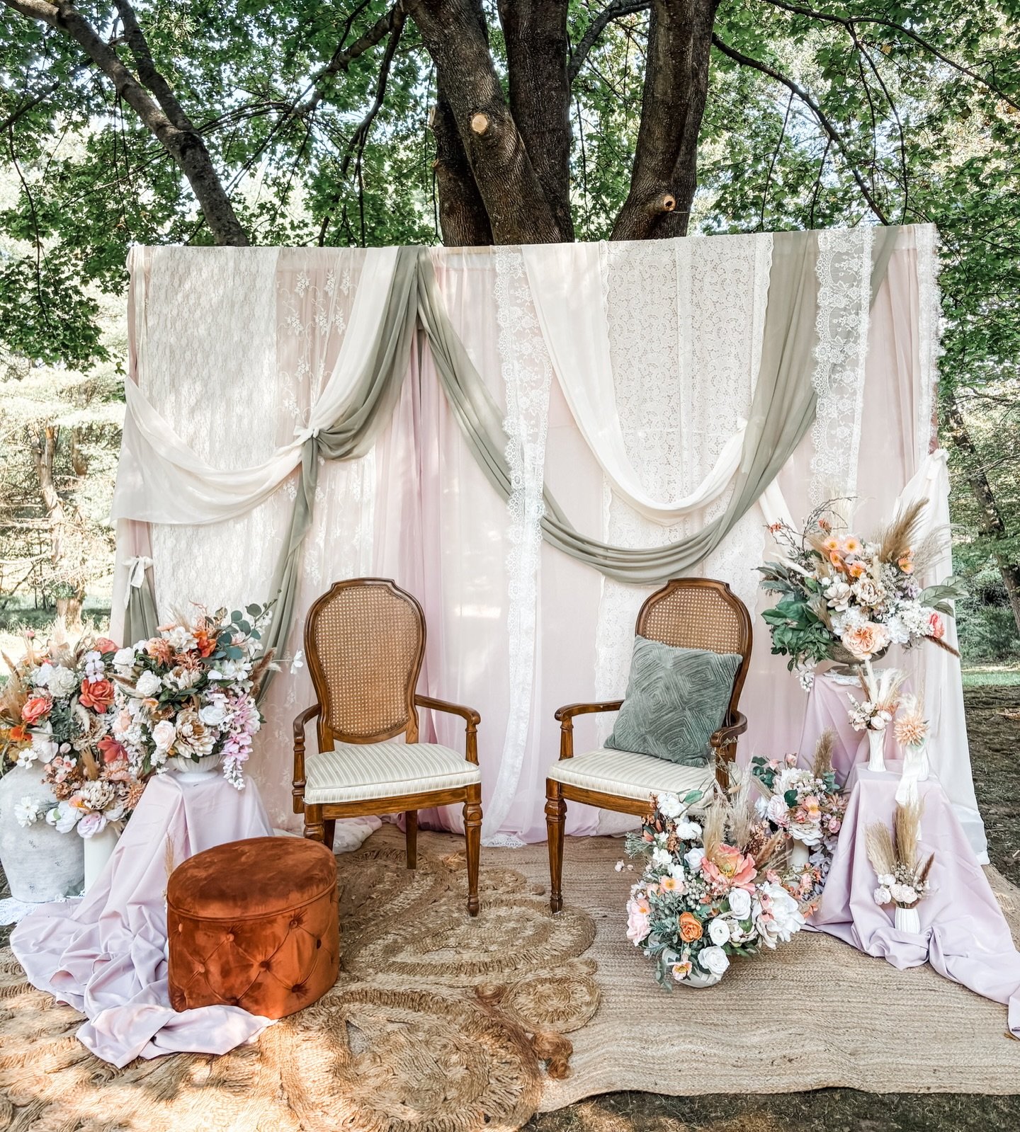 Lace is officially having its moment! We&rsquo;re loving how it brings softness, texture, and timeliness romance🤍 ✨