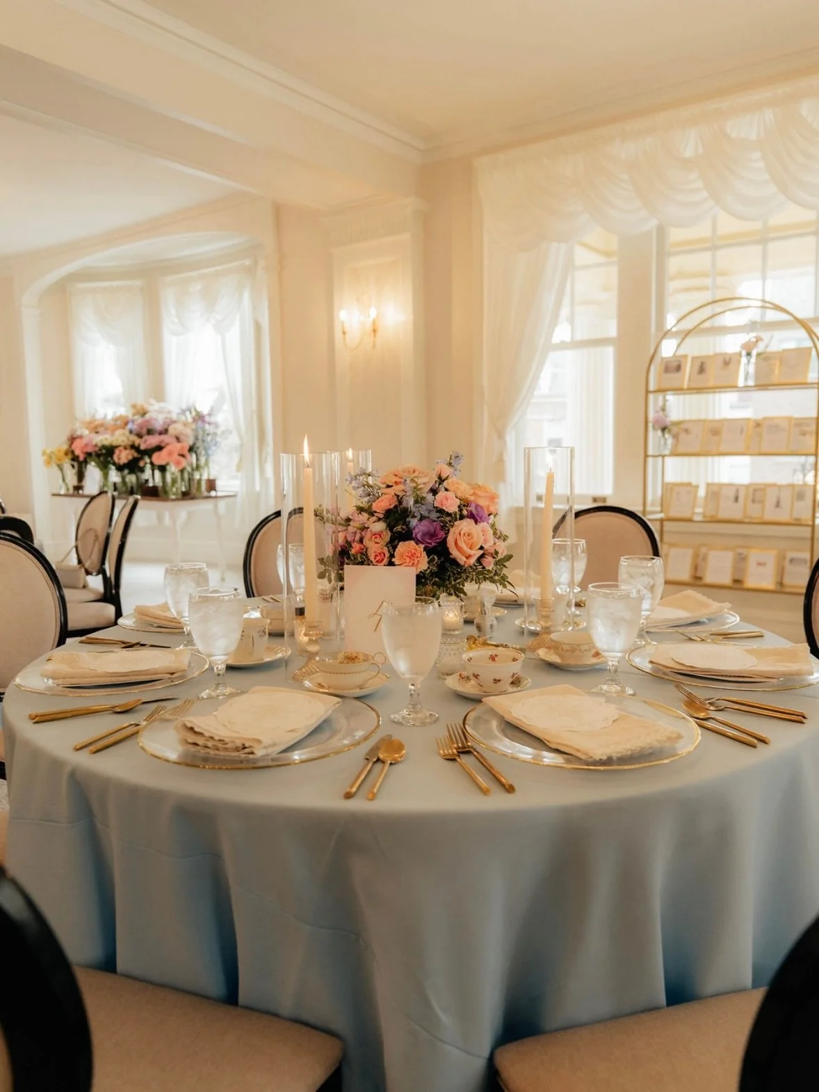A little tea time moment for the bride to be💕🫖
Pretty florals, teacups, sweet treats, and the most beautiful afternoon celebration Gio at her bridal shower💐✨
&bull;
Our Friendors🥂
Photo: @carlywatsonphotography 
Planner: @briggsandcoevents 
Venue