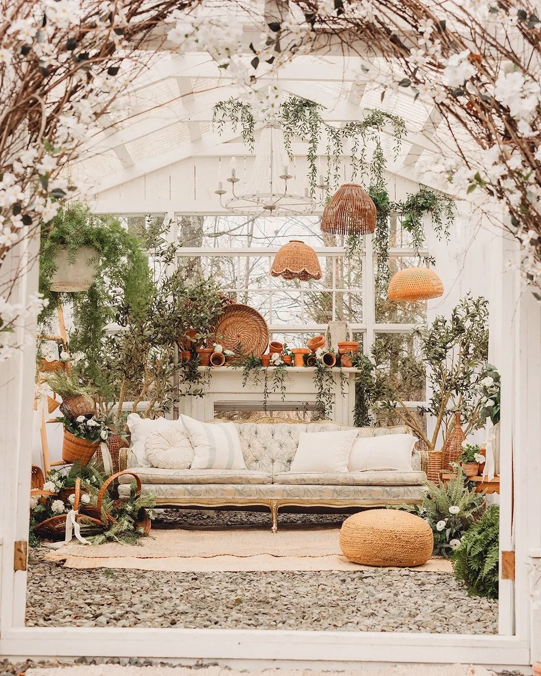 A beautiful day at the greenhouse🌿✨
Always love bringing this space to life for @ashleyalderferphotography ! Truly such a hidden gem 🤍
&bull; 
Creating with @theposyplot is always so special 😊✨
&bull; 
Photos by @ashleyalderferphotography 🤍