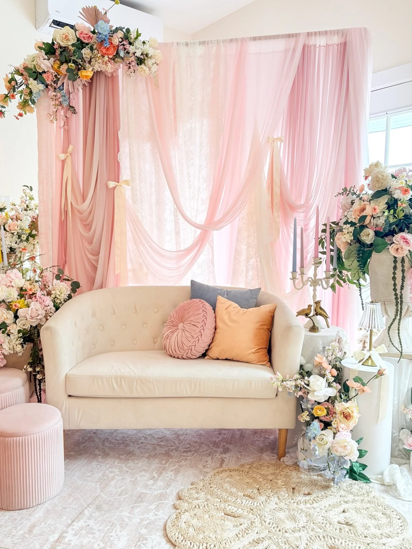 A little tea party magic to celebrate the bride-to-be, Elizabeth 🌸🫖🦋
We loved bringing this lounge to life 🤗✨ Full of soft draping, vibrant florals, and the most colorful taper candles 🩵💕💛