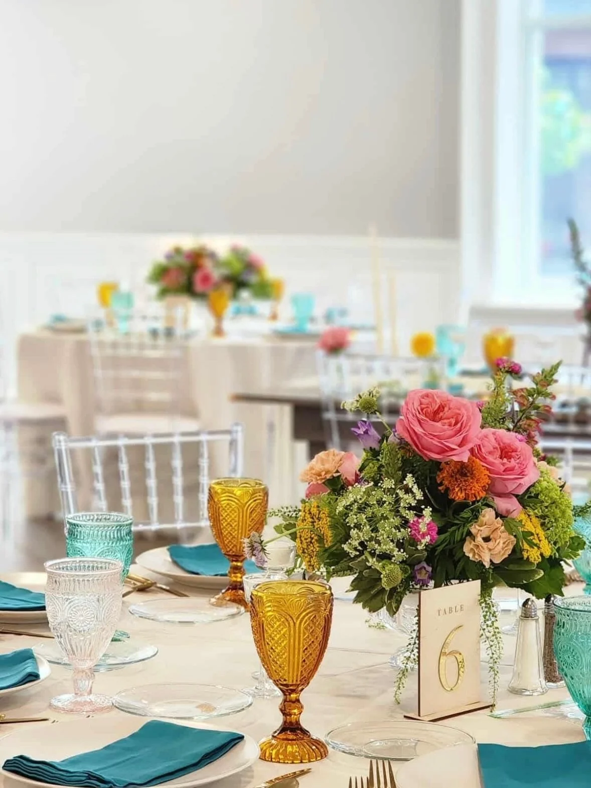 Neutral base&hellip; With a little extra fun!💐
Layered with vibrant goblets and fresh blooms for the sweetest bit of personality 🤗✨
&bull;
Our Friendors🥂
Venue- @bankswaterfront 
Coordinator- @lovelyweddingsandevents 
Florals- @matternsfloral 
Cat
