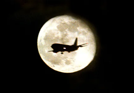 ron lewis/staff 11.22.02 san mateo county times
--ENTERPRISE--ENTERPRISE--ENTERPRISE--
A jetliner flies pass a full moon over San Mateo Thursday.