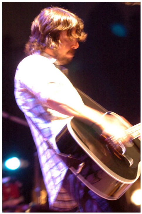 ron lewis/staff 10.21.06 san mateo county times

David Grohl performs with the Foo Fighters during the 20th annual Bridge School Benefit concert at the Shoreline Saturday in Mountain View. 
