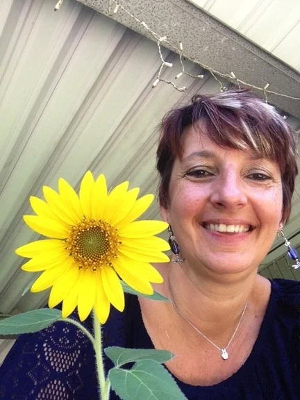 Marion+with+sunflower.jpg