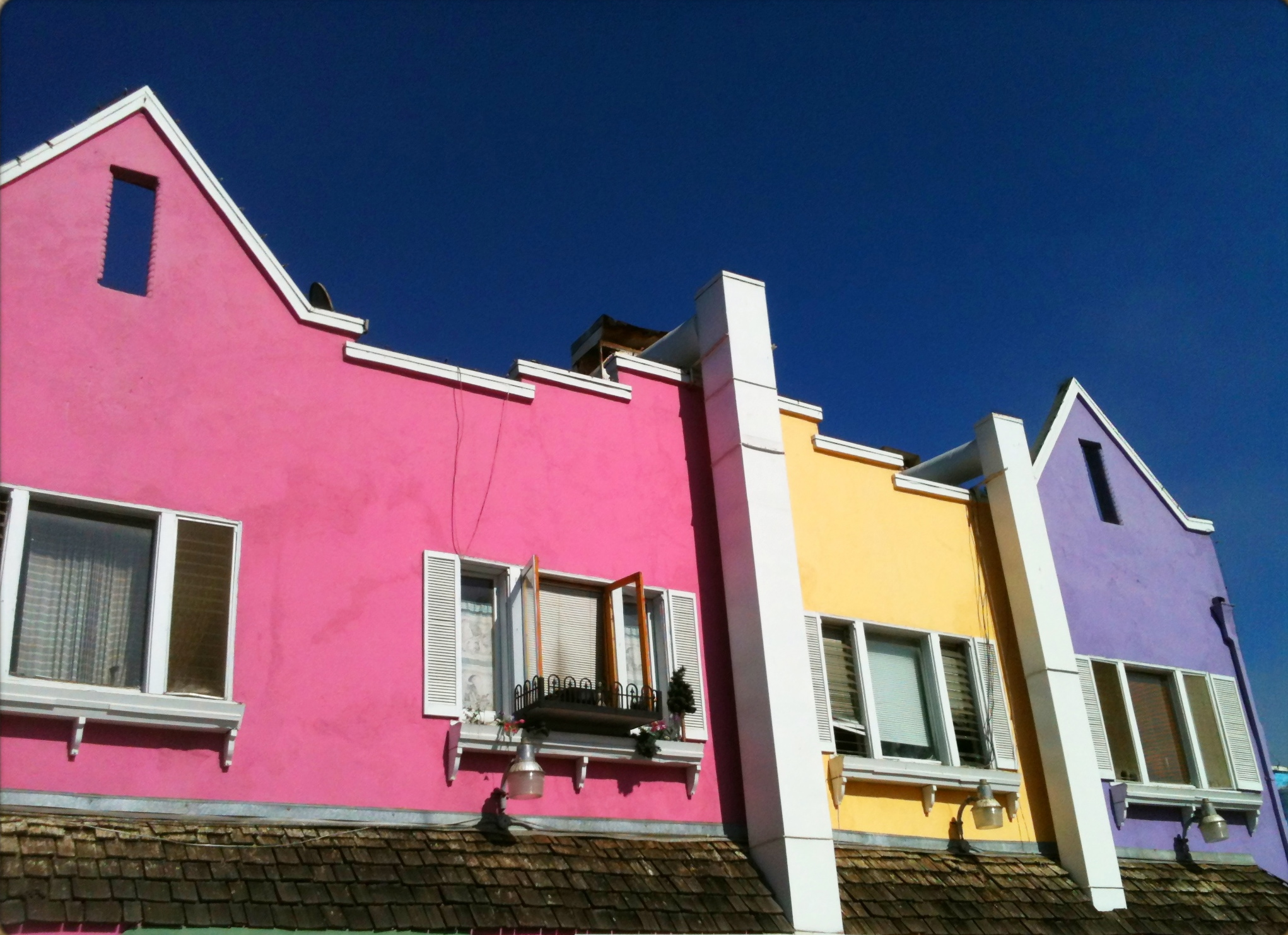 Santa-Monica-Pier-colorful-storefronts.png