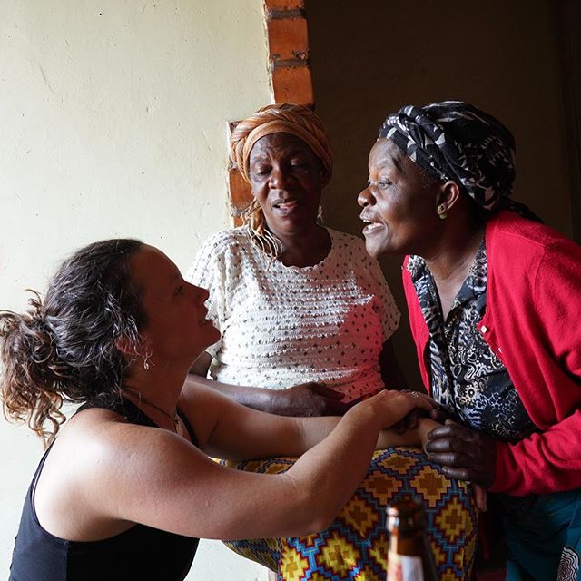 @upsidedownchachi getting a Nyanja lesson from @refan aunties. &quot;Mwiri bwange - how are you?&quot; This will be important for making friends &amp; having fun at the the 1st Zambian Deaf Leadership Summit in&nbsp;#zambia&nbsp;for GBCZambia.org #GB
