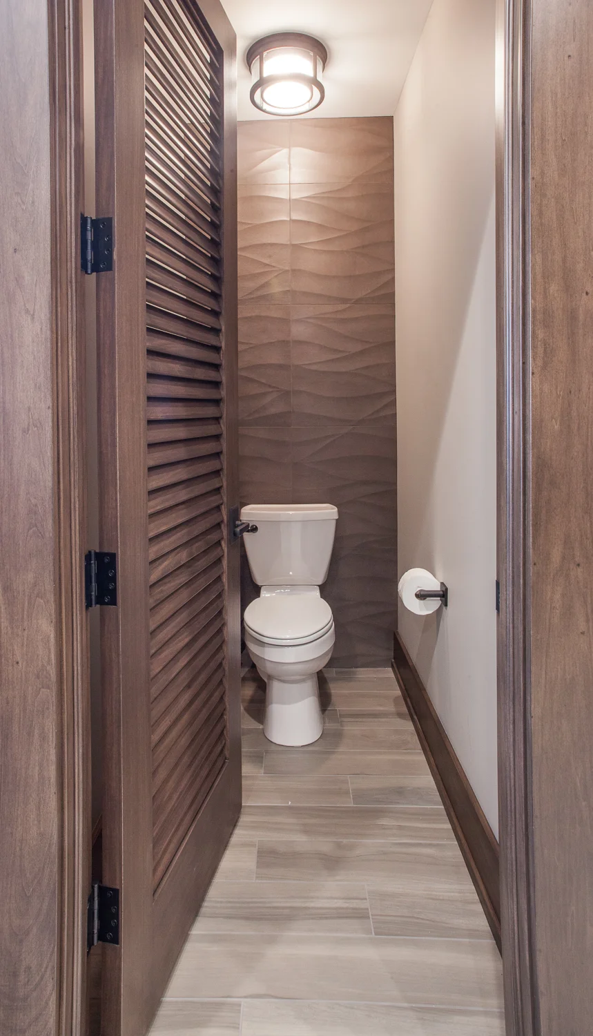 Masculine bathroom contemporary tile wall - Fuchsia Design