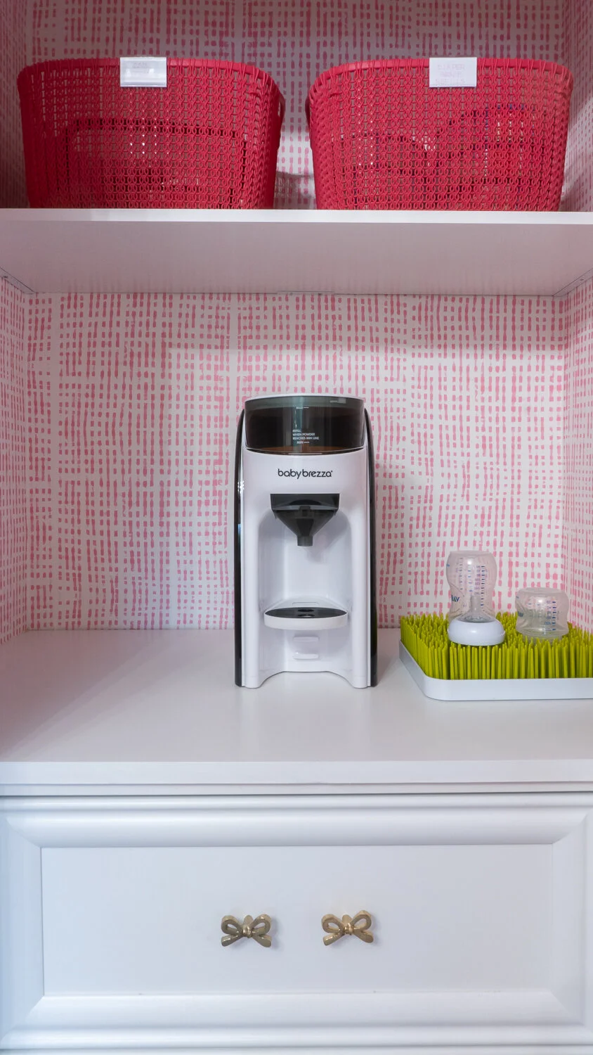 Don’t you just love that closet wallpaper!?