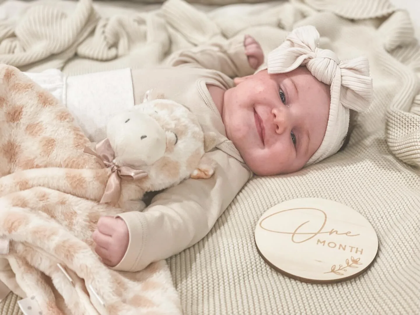 ✨ O N E  M O N T H ✨

🤎 11 lbs 14 ounces
🤎 22.5 inches 
🤎 loves to smile at the sound &ldquo;ma ma ma ma&rdquo; 🥹
🤎 loves looking in the mirror with mommy
🤎 loves snuggles with daddy
🤎 loves looking at Christmas lights/fairy lights
🤎 loves to