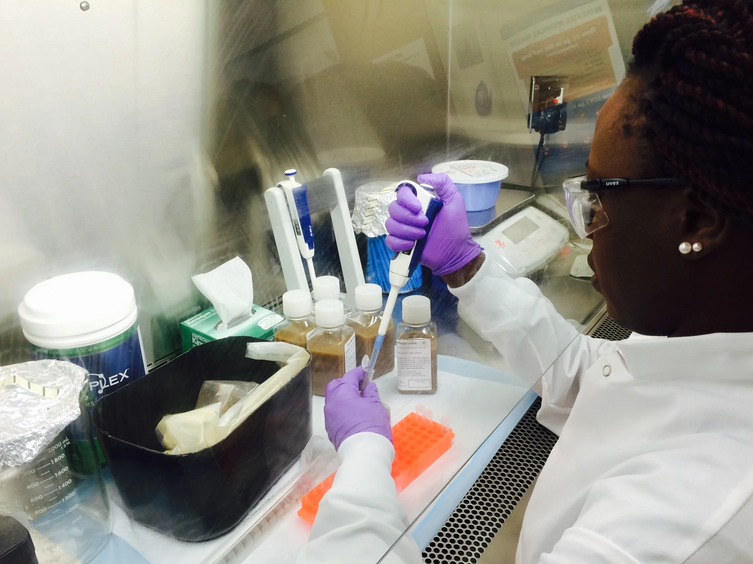 Inside OpenBiome: Mary Njenga processing samples