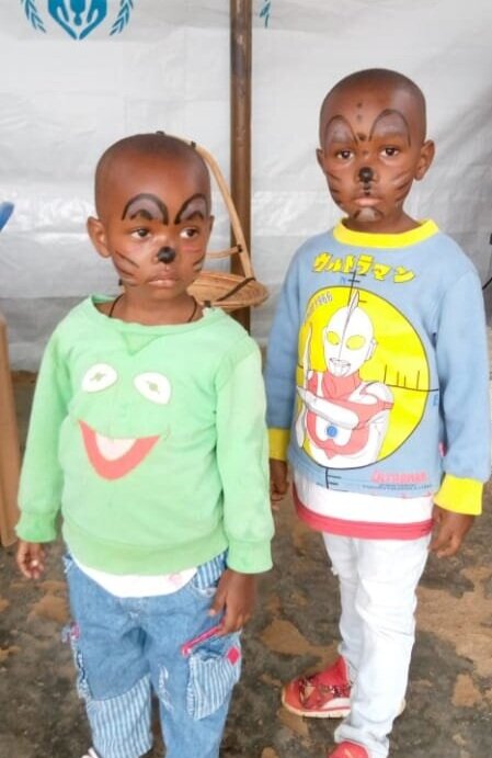 Kidz corner sessions: Simple activities and entrainment for the children in the form of parties. Nyandja Art team painting children’s faces with their favourite colours.