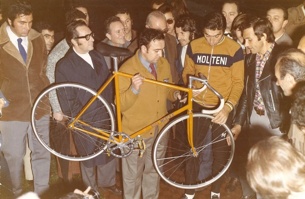 In the picture, taken at the Vigorelli Velodrome in Milan in October 1972 (before leaving for Mexico City), note Ernesto Colnago holding the record bike (a mechanical in suits!) , at his side Eddy Merckx and Ole Ritter, with black leather jacket.
