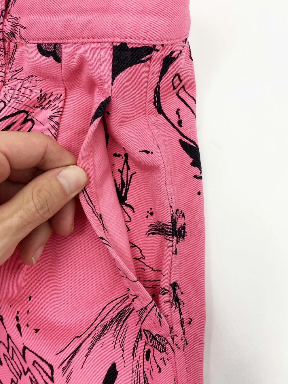 Comme des Garcons SHIRT pink word print shorts — JAMES VELORIA
