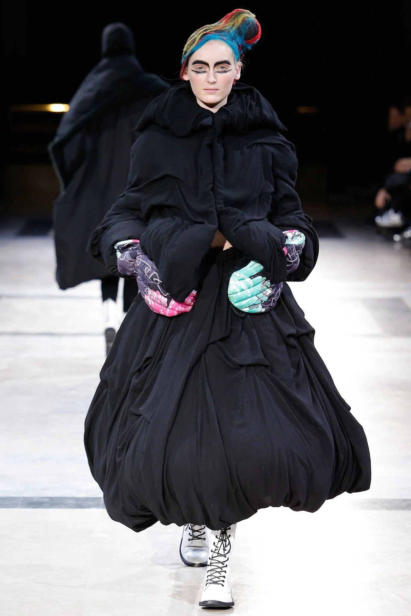 yohji-yamamoto-fall-winter-2014-mittens-oversized.JPG